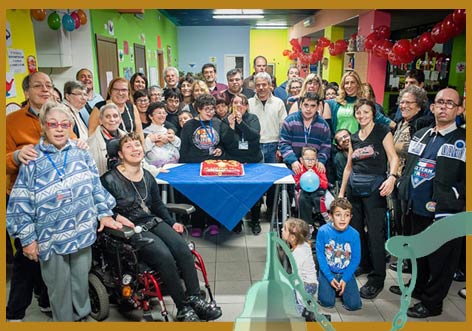 Foto di gruppo con gli associati.